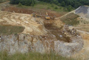 Excavación en calizas en localidad de Rañeces, (Grado-Asturias).