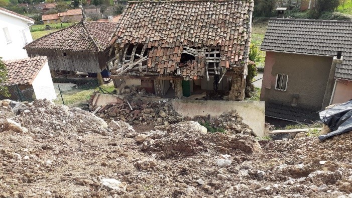 Deslizamiento de ladera con muro