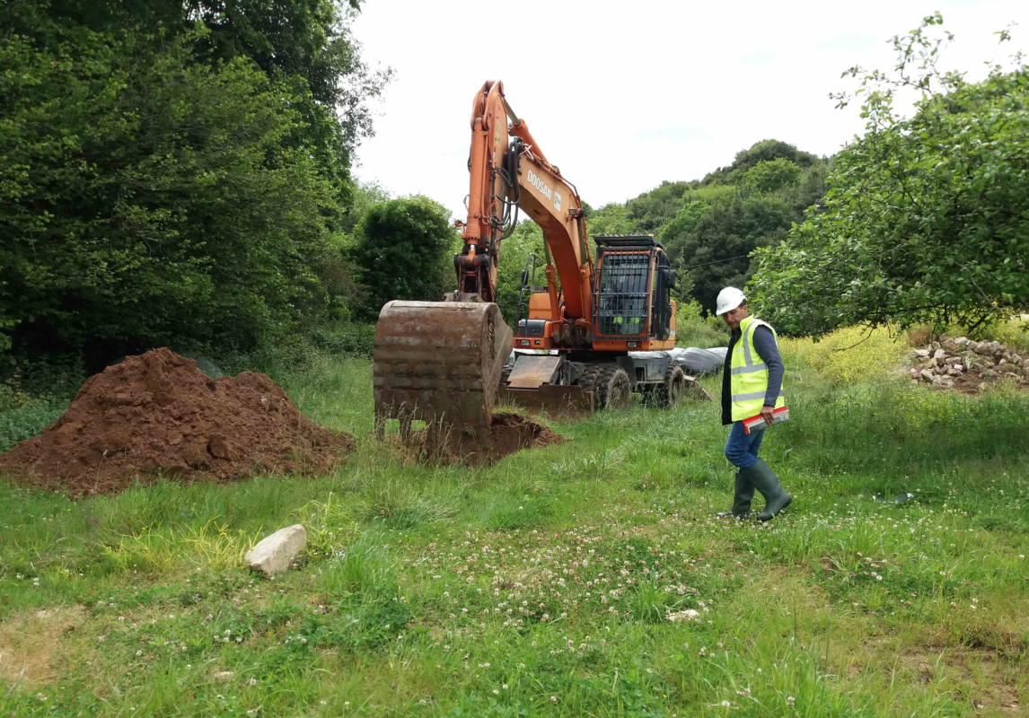 Excavación de calicatas de reconocimiento